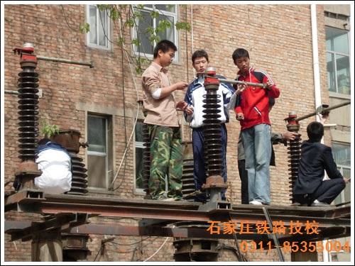 石家莊鐵路技校鐵道供電實訓課上課啦! 學校新聞 石家莊鐵路技校鐵道供電實訓課上課啦! 學校新聞